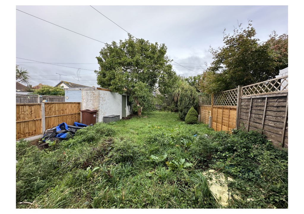 Lot: 171 - SEMI-DETACHED HOUSE WITH GARDEN TO FRONT AND REAR - External garden to the rear